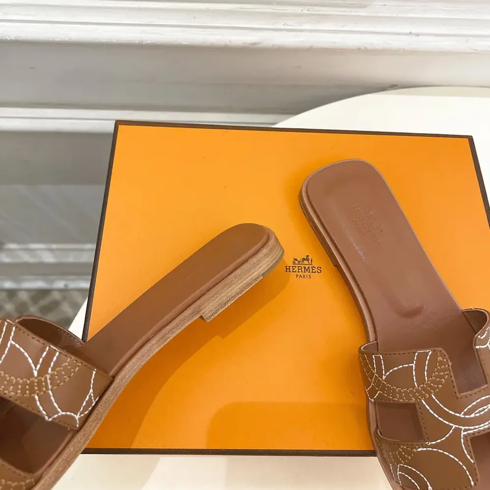 Hermes Oran sandal in “Panoplie Equestre” Embroidered Calfskin for Women in Brown Hermes Oran sandal in “Panoplie Equestre” Embroidered Calfskin for Women in Brown