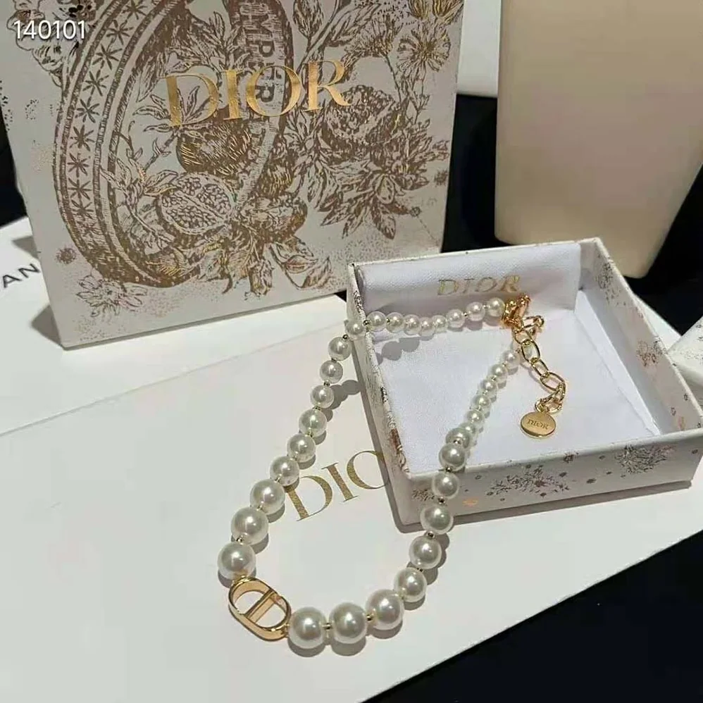 Dior 30 Montaigne Choker Gold-Finish Metal and White Resin Pearls for Women Dior 30 Montaigne Choker Gold-Finish Metal and White Resin Pearls for Women
