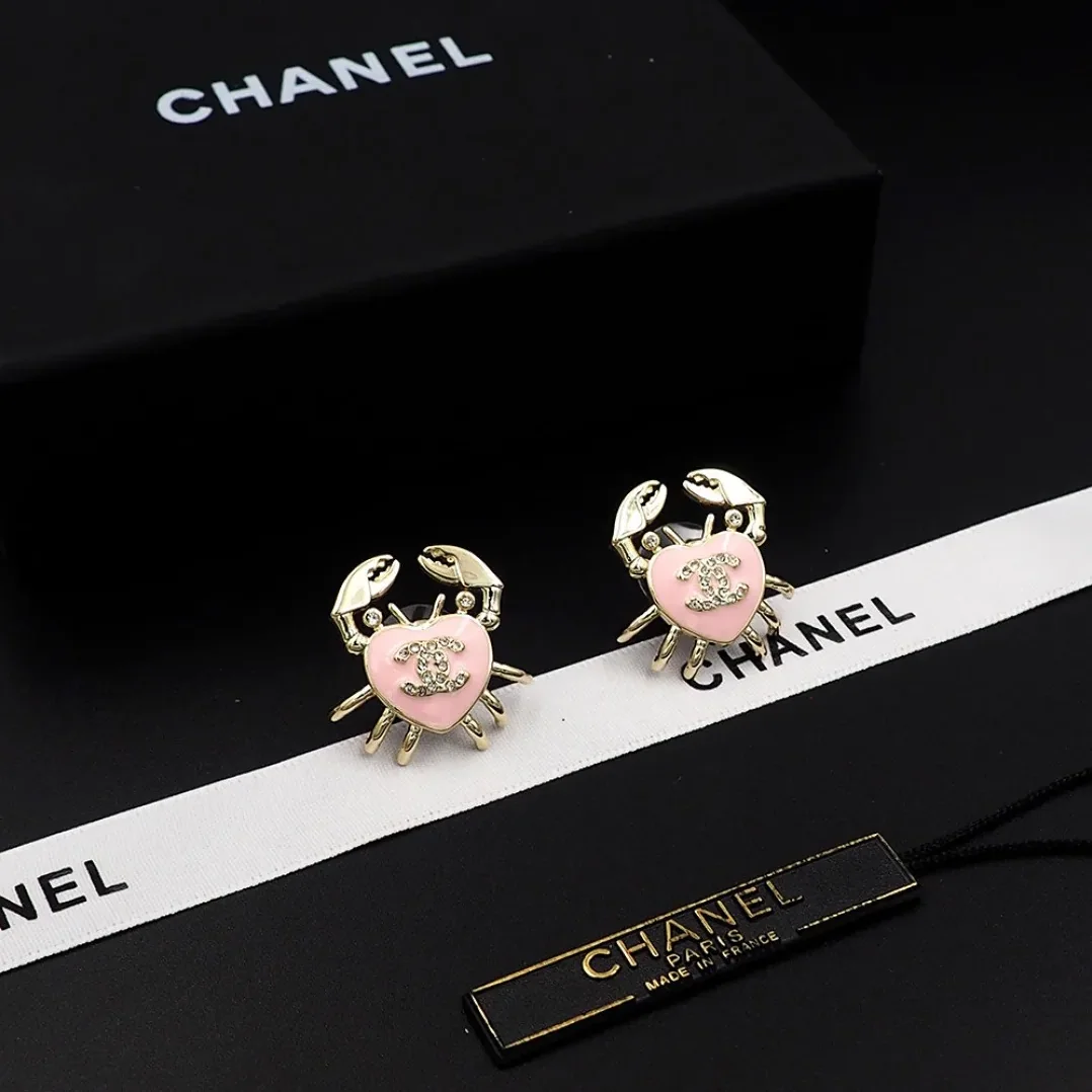 Chanel Crab Heart Pink Earring Gold in Toned