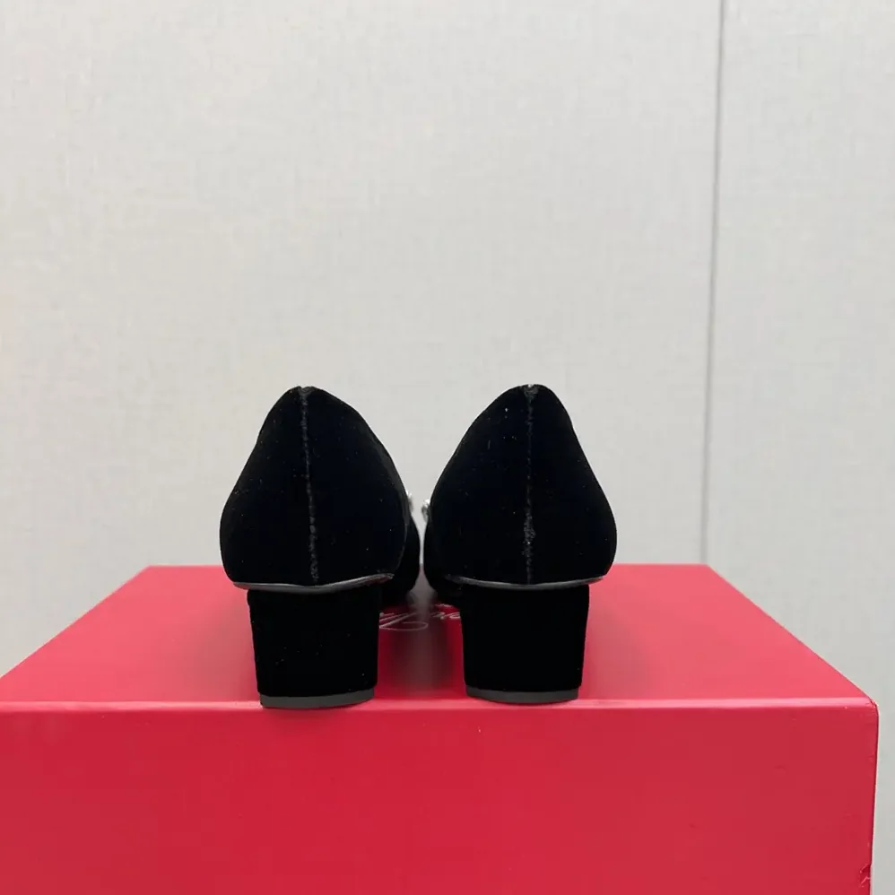 Roger Vivier Belle Vivier Pumps in Satin for Women in Black