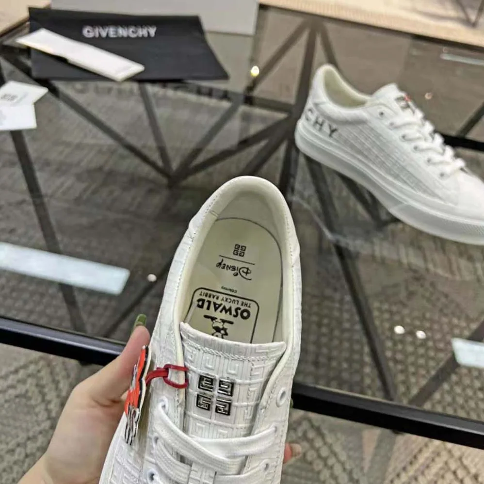 Givenchy City Sport Oswald Sneakers in Leather for Unisex in White Givenchy City Sport Oswald Sneakers in Leather for Unisex in White
