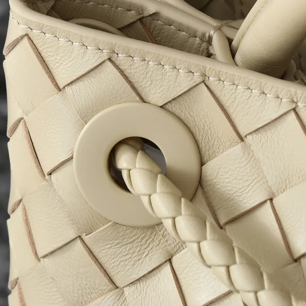 Bottega Veneta Medium Andiamo in Supple Intrecciato Leather for Women in Beige Bottega Veneta Medium Andiamo in Supple Intrecciato Leather for Women in Beige