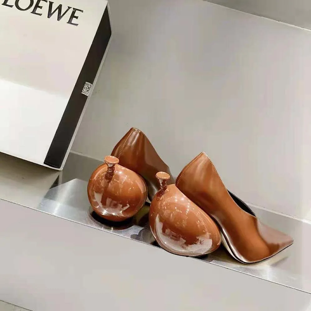 Loewe Balloon Pump in Calfskin for Women in Tan Loewe Balloon Pump in Calfskin for Women in Tan