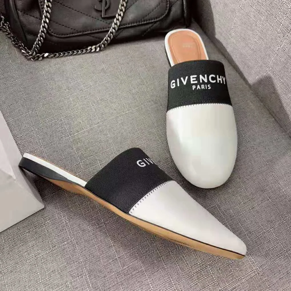 Givenchy Givenchy Paris Flat Mules in Leather for Women in White Givenchy Givenchy Paris Flat Mules in Leather for Women in White