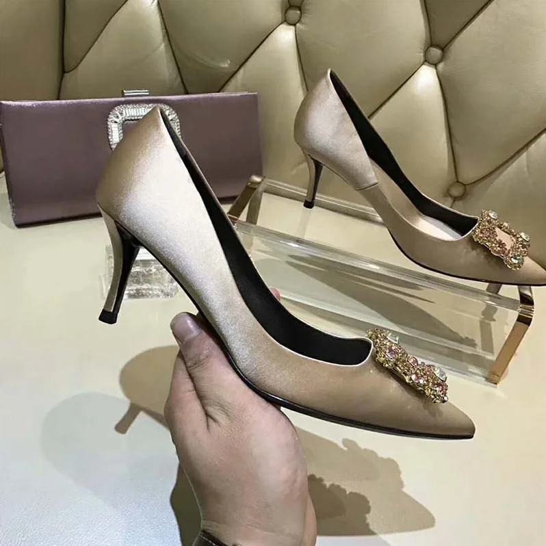 Roger Vivier Silk Flower Strass Pumps 65mm Heel for Women in Gold Roger Vivier Silk Flower Strass Pumps 65mm Heel for Women in Gold