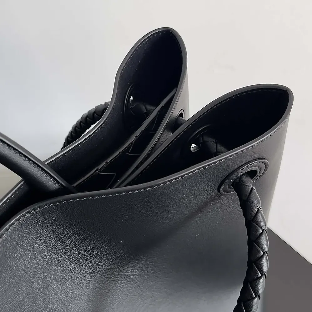 Bottega Veneta Large Andiamo in Silky Calf Leather for Women in Black/Silver