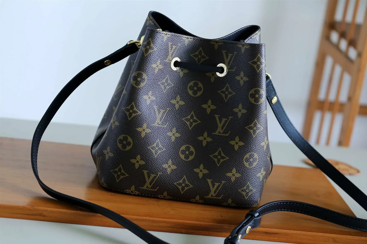 Louis Vuitton NeoNoe MM Bucket Bag Brown / LV Louis Vuitton NeoNoe MM Bucket Bag Brown / LV