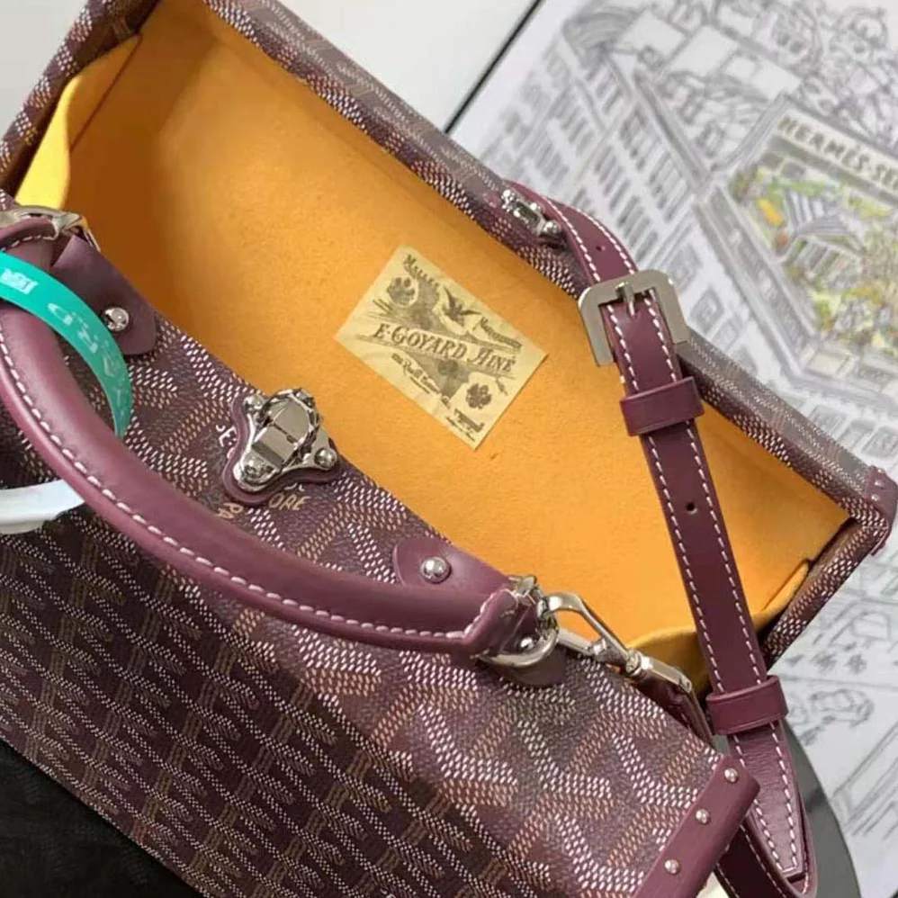 Goyard Sac Malle Grand Hôtel in Goyardine Canvas & Clamecy Calfskin for Women in Maroon Goyard Sac Malle Grand Hôtel in Goyardine Canvas & Clamecy Calfskin for Women in Maroon