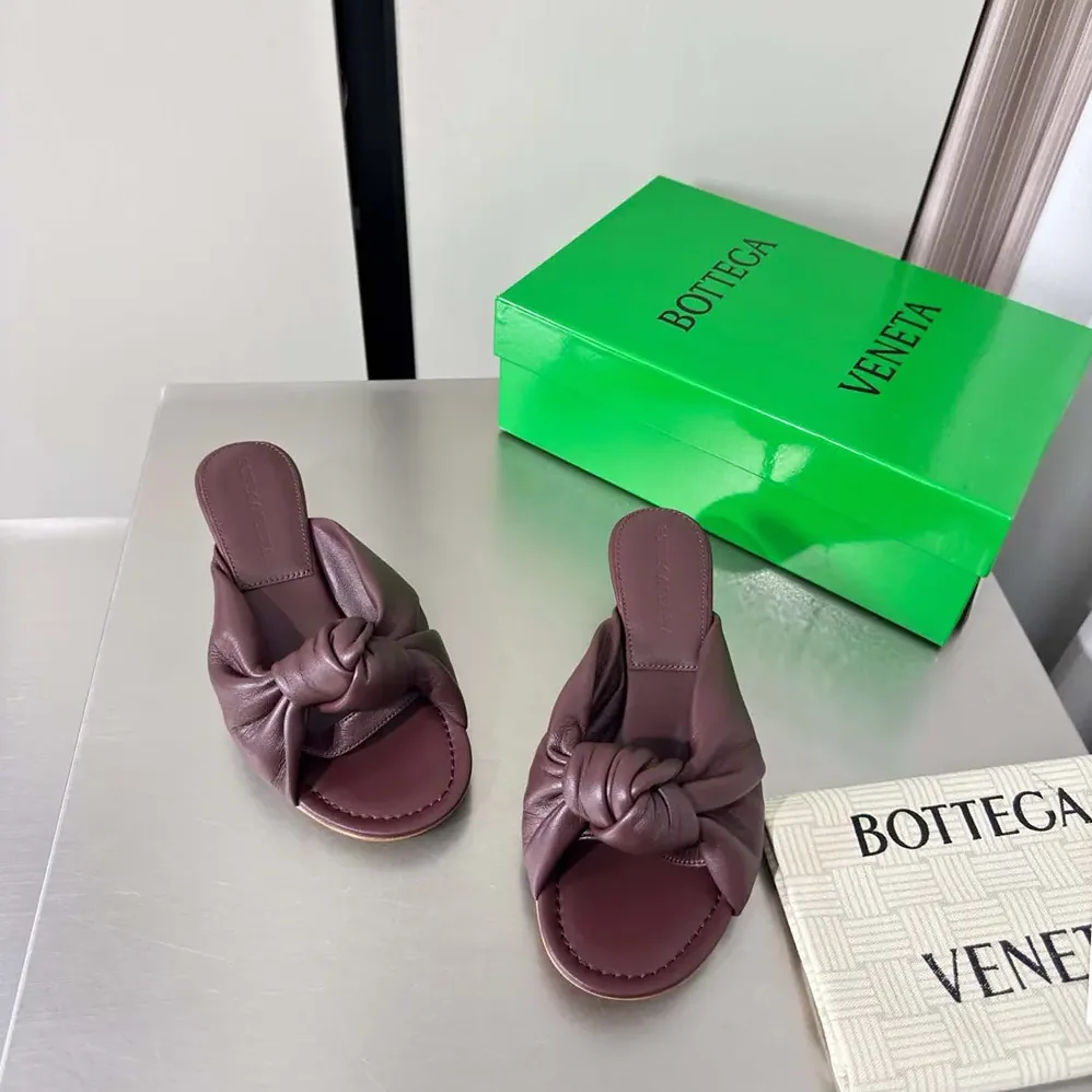 Bottega Veneta Cherry Mule in Supple Nappa Leather for Women in Deep Mahogany