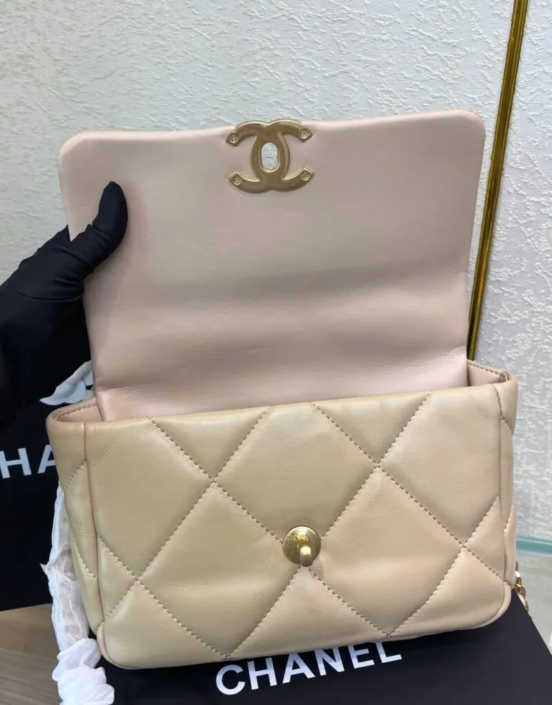 Chanel 19 Flap Bag Beige / Chanel 19 Flap Bag Beige /