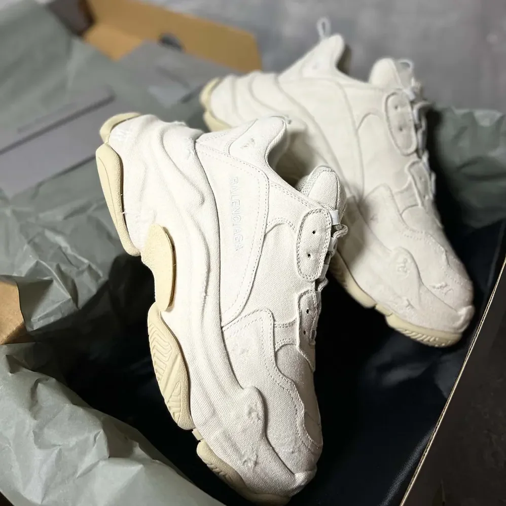 Balenciaga Triple S Sneaker in Beige for Unisex Balenciaga Triple S Sneaker in Beige for Unisex
