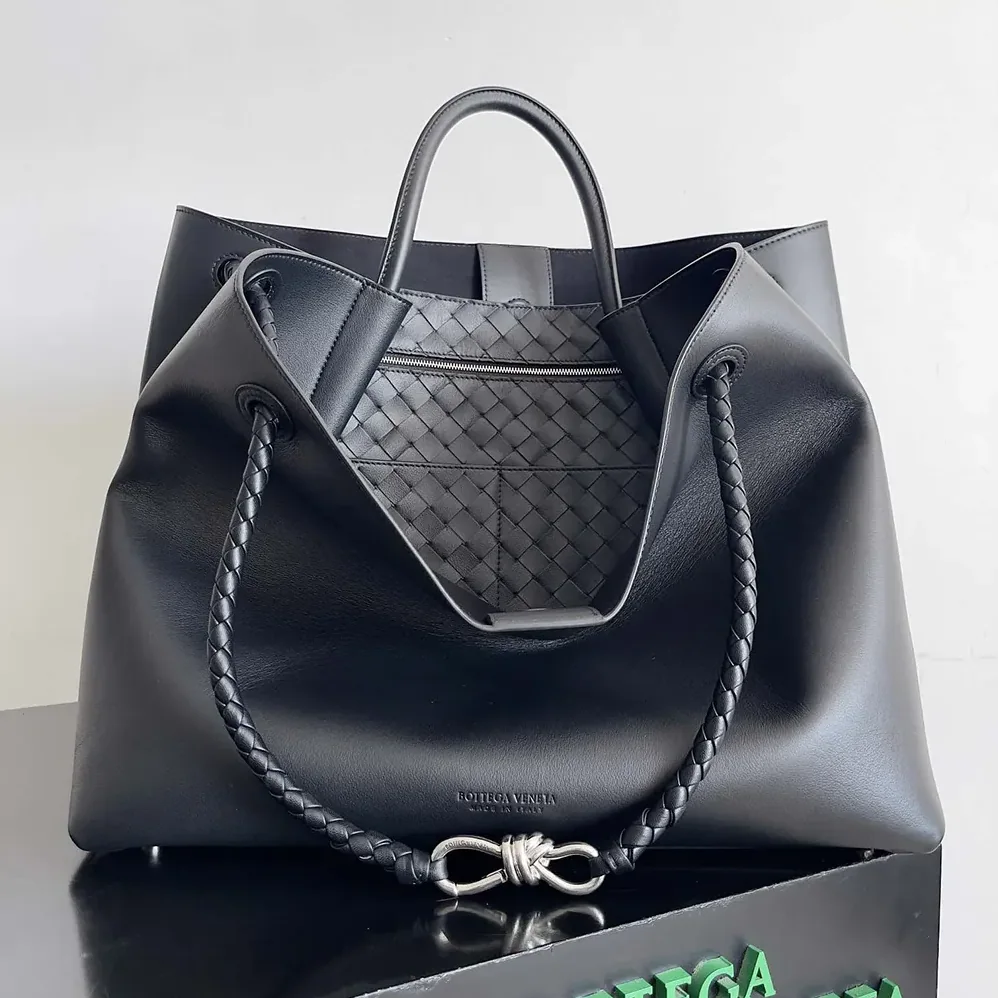 Bottega Veneta Large Andiamo in Silky Calf Leather for Women in Black/Silver