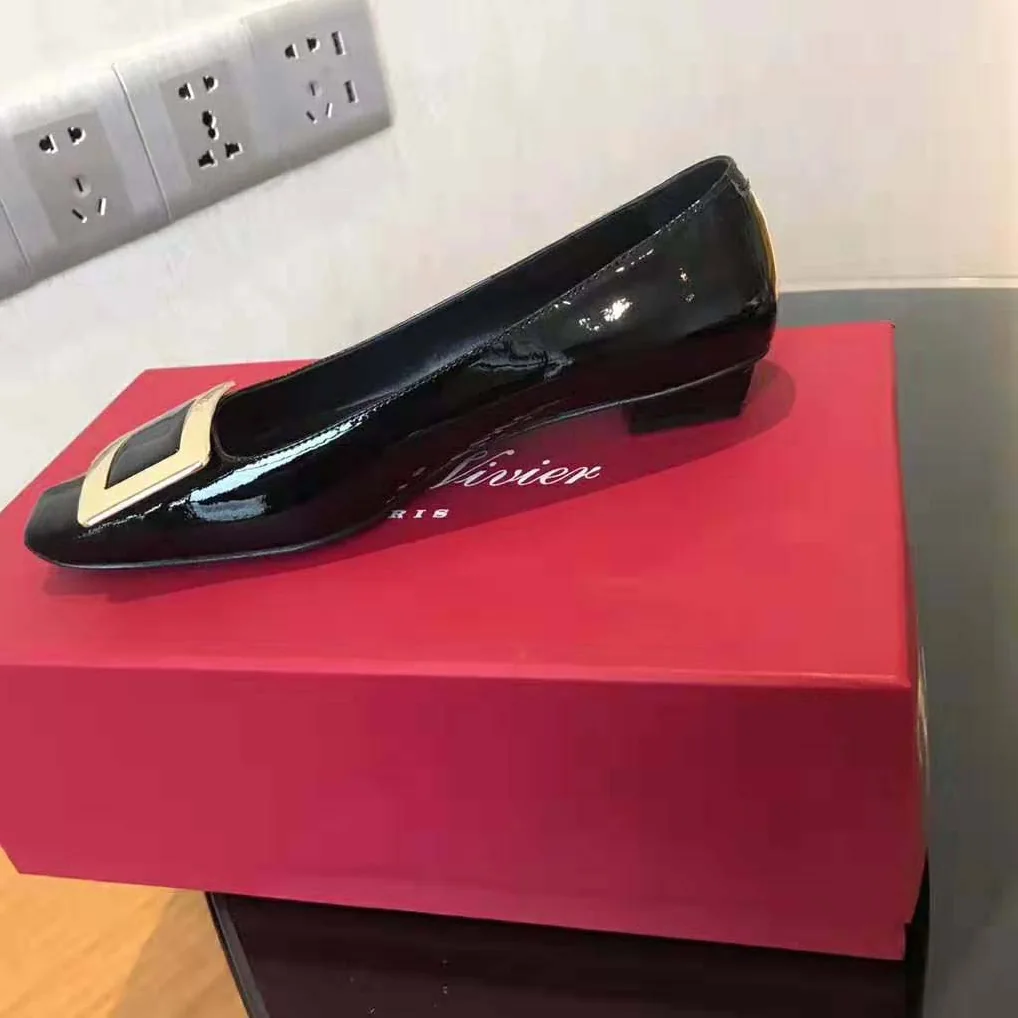 Roger Vivier Belle Vivier Pumps in Patent Leather for Women in Black Roger Vivier Belle Vivier Pumps in Patent Leather for Women in Black
