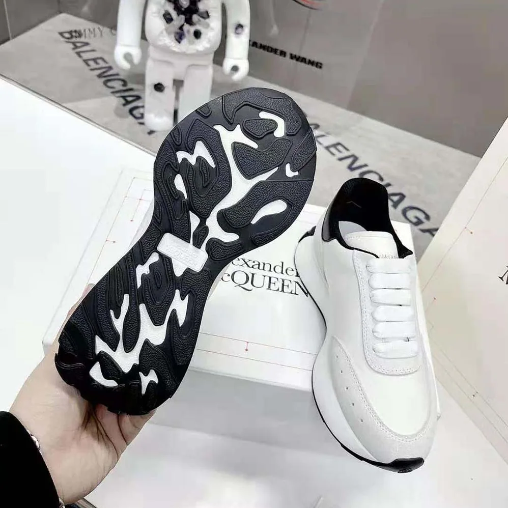 Alexander Mcqueen Sprint Runner in Calf Leather for Unisex in White/Black Alexander Mcqueen Sprint Runner in Calf Leather for Unisex in White/Black