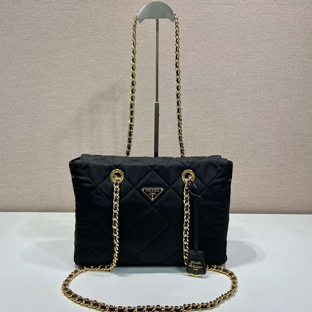 Prada Prada Re-Edition 1995 Chaîne Medium Re-Nylon Tote Bag for Women in Black Prada Prada Re-Edition 1995 Chaîne Medium Re-Nylon Tote Bag for Women in Black