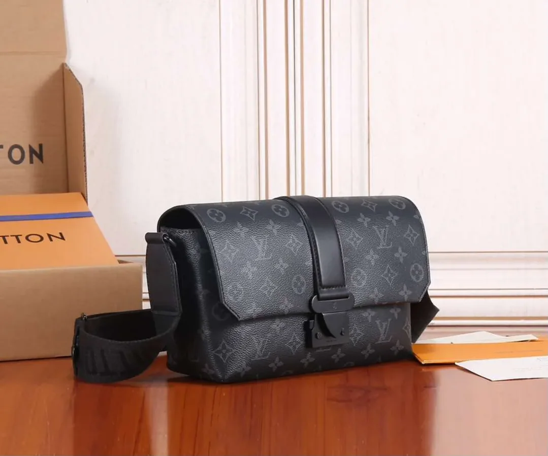 Louis Vuitton S in Cape Messenger Black / Louis Vuitton S in Cape Messenger Black /