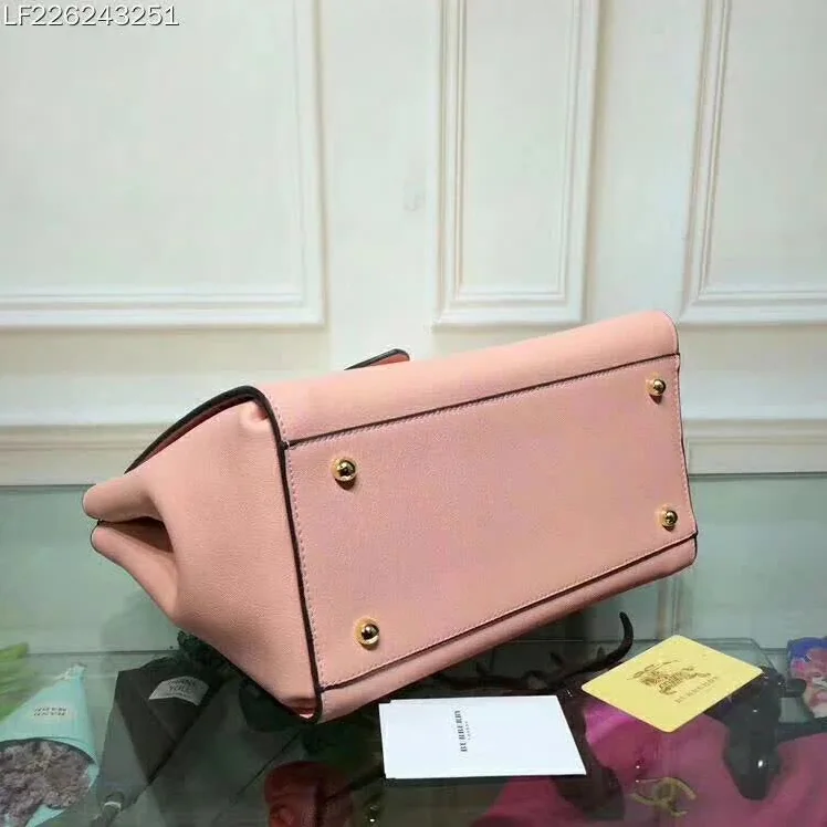Burberry Medium Buckle Tote in Grainy Leather in Pink