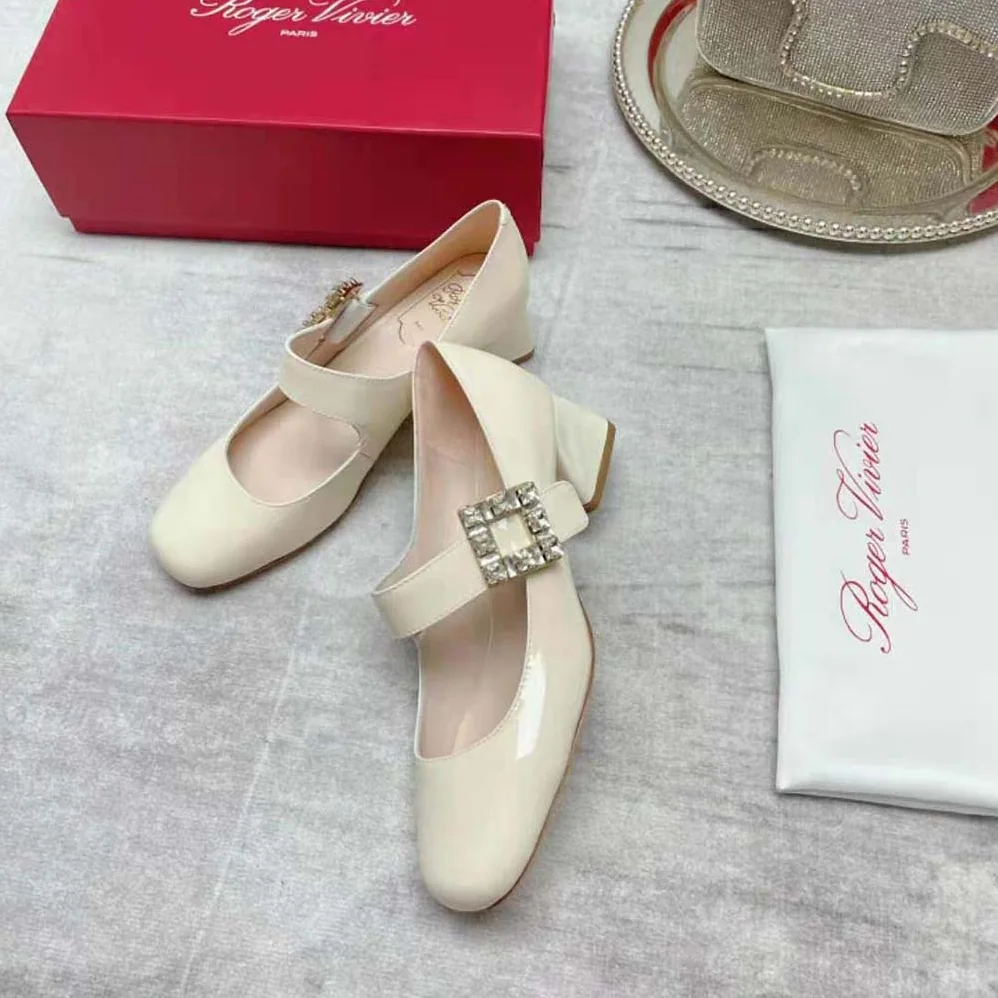 Roger Vivier Très Vivier Rhinestone Buckle Babies Pumps for Women in White Roger Vivier Très Vivier Rhinestone Buckle Babies Pumps for Women in White