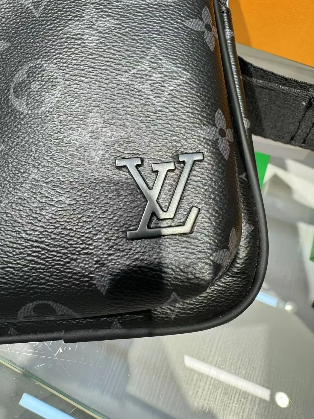 Louis Vuitton Avenue NM Slingbag Black /