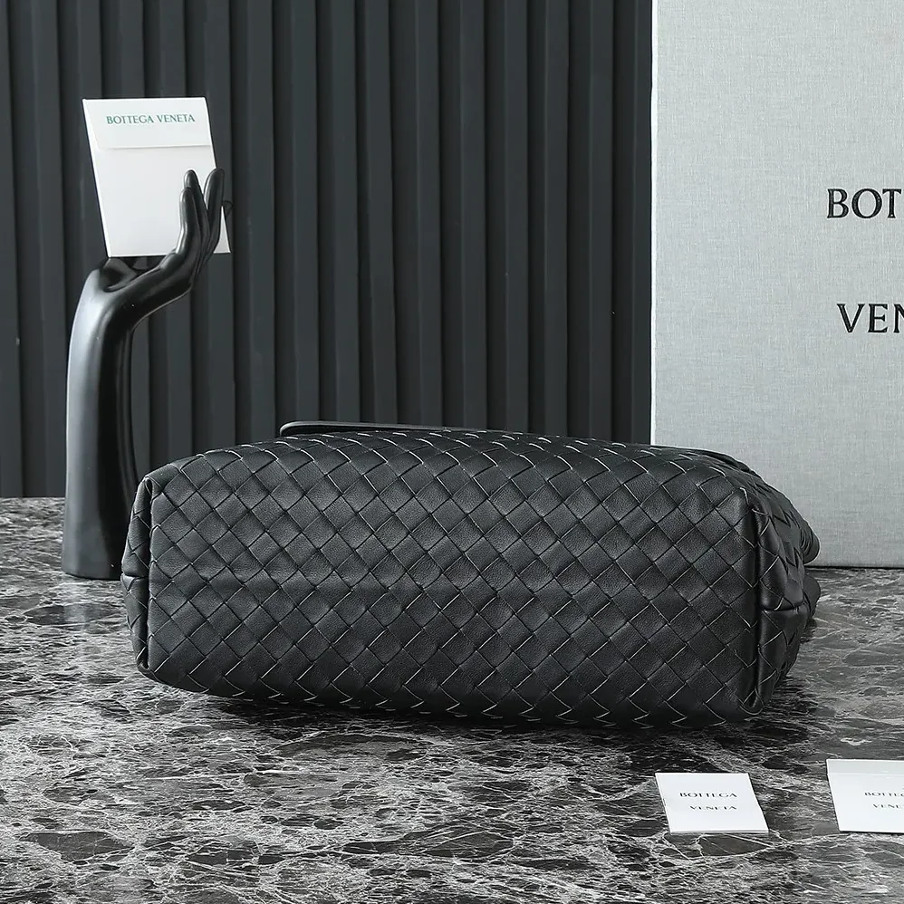 Bottega Veneta Medium Andiamo Messenger for Unisex in Black