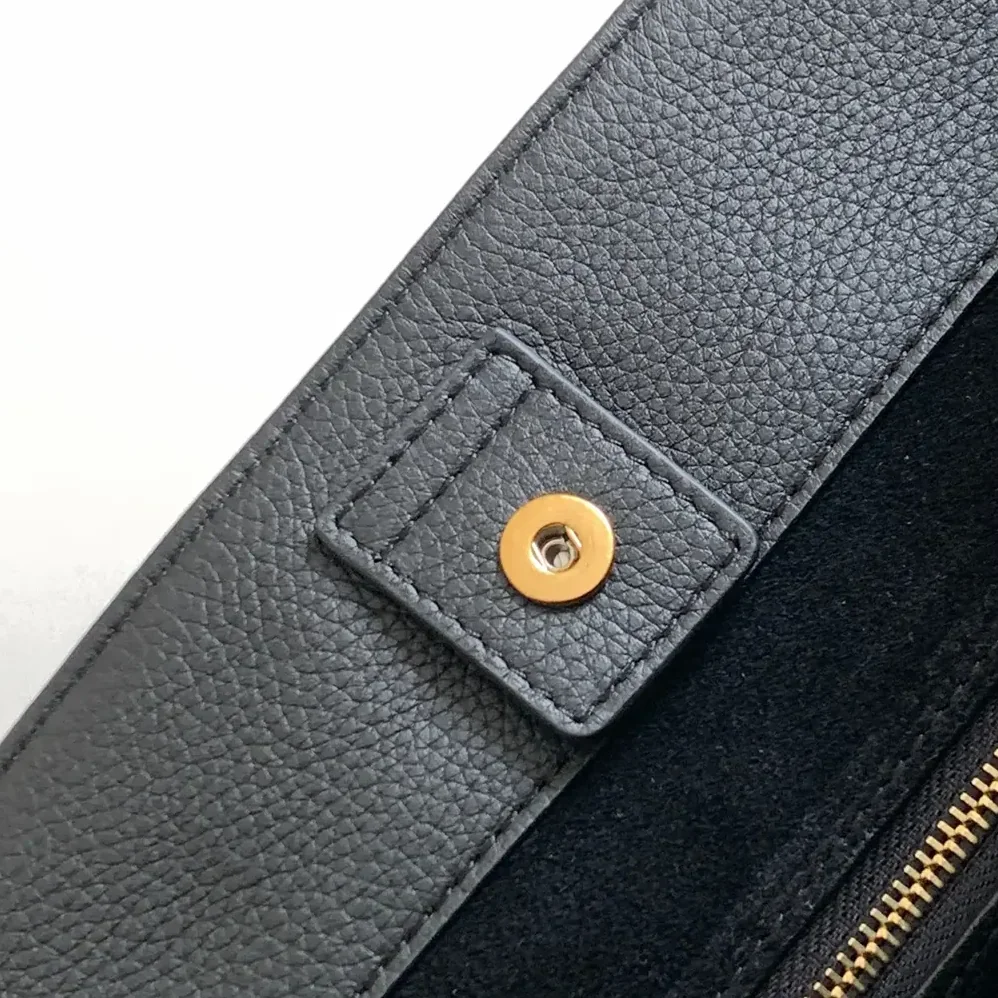 Celine Medium Cabas Anaïs Cuir Triomphe in Grained Calfskin for Women in Black Celine Medium Cabas Anaïs Cuir Triomphe in Grained Calfskin for Women in Black