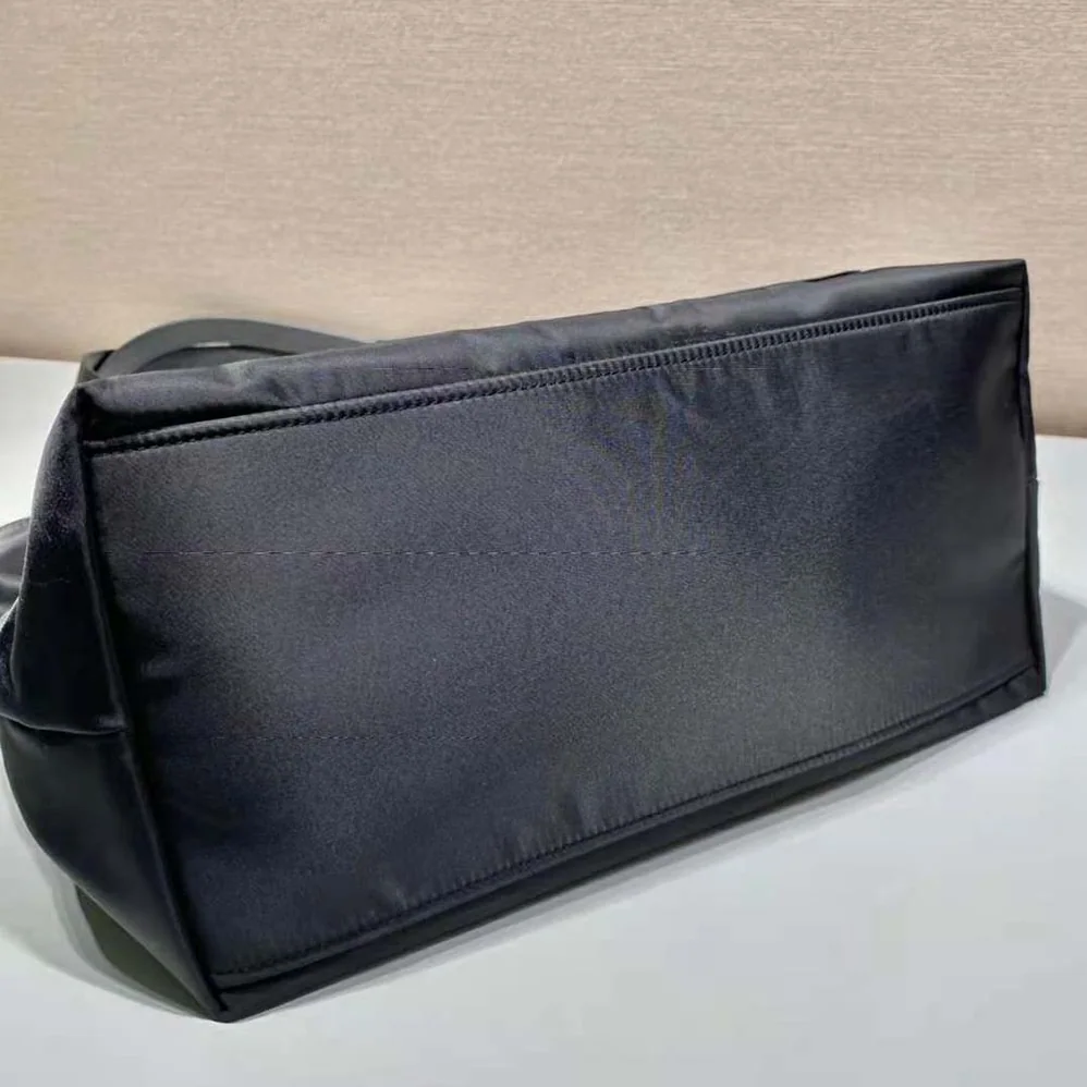 Prada Re-Nylon Tote Bag for Women in Black Prada Re-Nylon Tote Bag for Women in Black