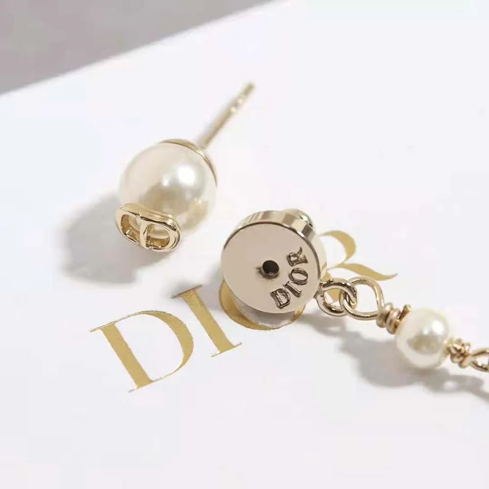 Dior Métamorphose Earrings Gold-Finish Metal and White Resin Pearls for Women Dior Métamorphose Earrings Gold-Finish Metal and White Resin Pearls for Women