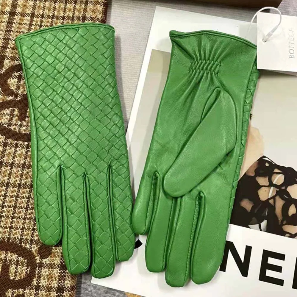 Bottega Veneta Intrecciato Leather Gloves for Women in Green Bottega Veneta Intrecciato Leather Gloves for Women in Green