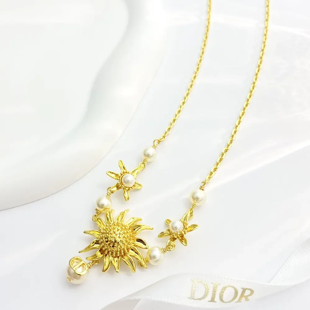 Dior Chardons Short Necklace Gold-Finish Metal and White Resin Pearls for Women Dior Chardons Short Necklace Gold-Finish Metal and White Resin Pearls for Women