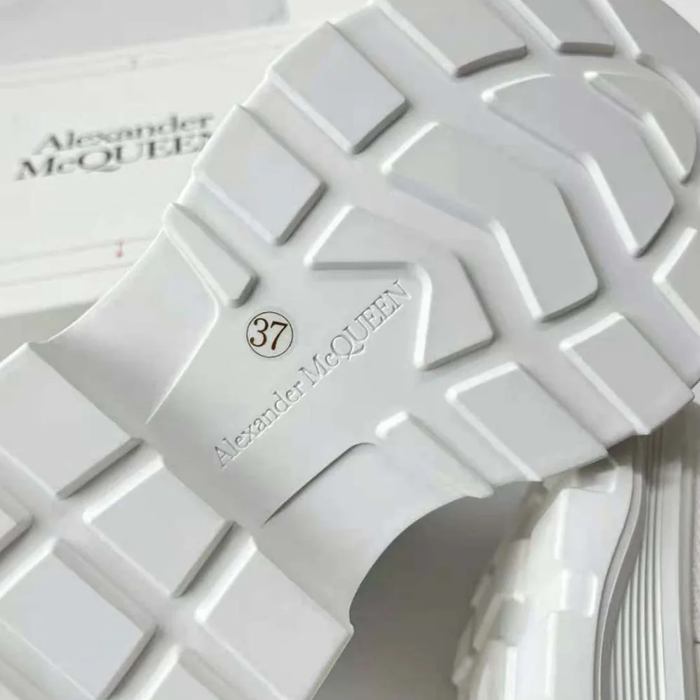 Alexander Mcqueen McQueen Graffiti Tread Slick Boot in White for Unisex Alexander Mcqueen McQueen Graffiti Tread Slick Boot in White for Unisex