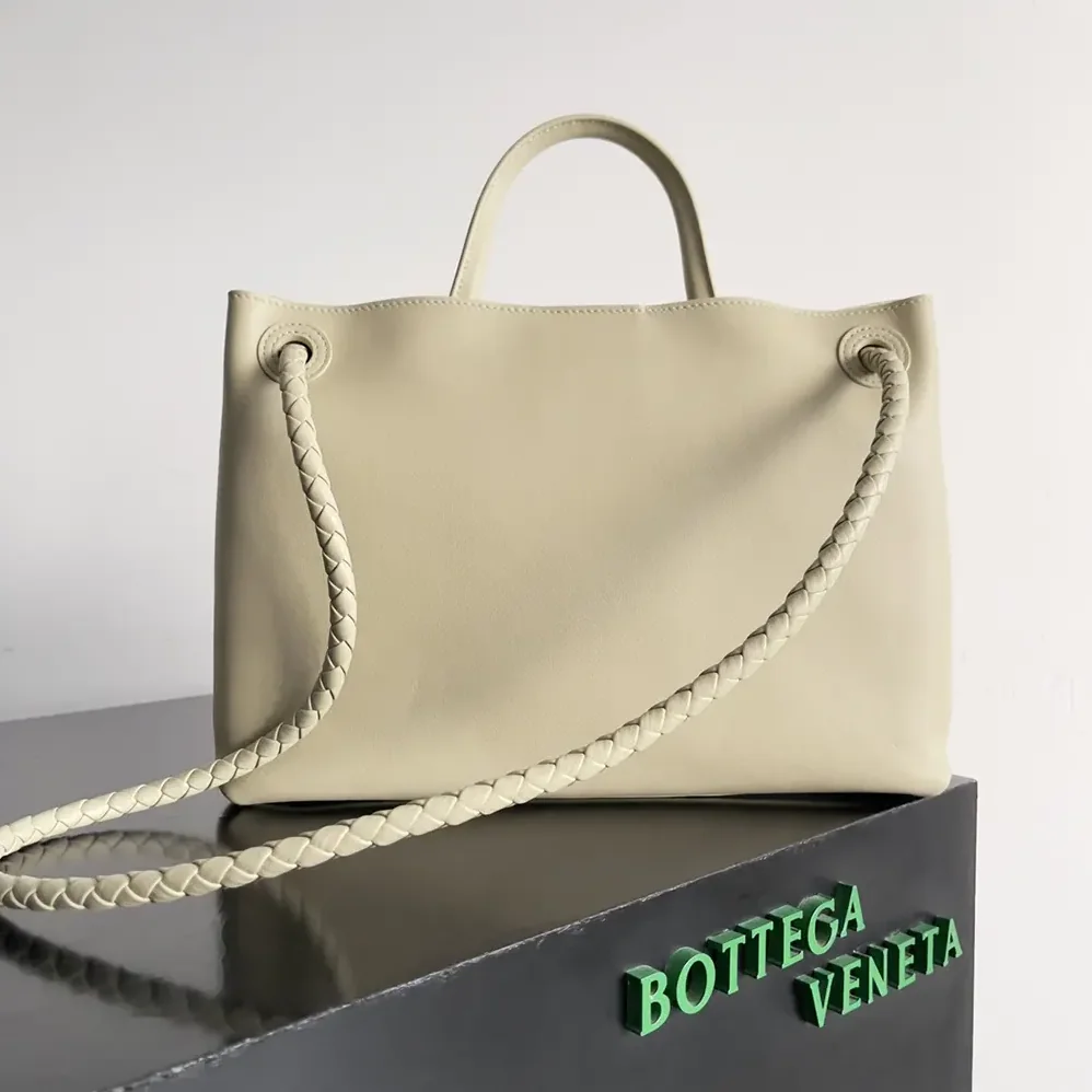 Bottega Veneta Andiamo in Silky Calf Leather-810214V4O922190 for Women