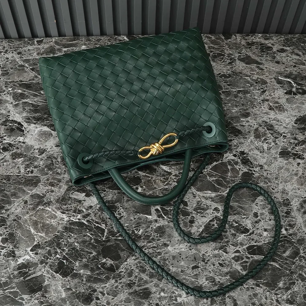 Bottega Veneta Medium Andiamo in Supple Intrecciato Leather for Women in Green