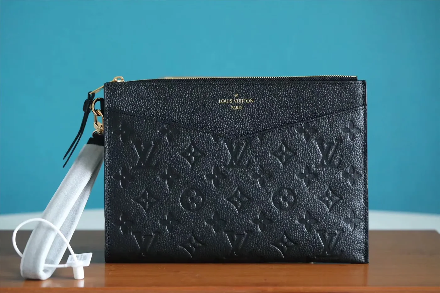 Louis Vuitton Pochette Melanie MM Monogram Empreinte Red , / Louis Vuitton Pochette Melanie MM Monogram Empreinte Red , /