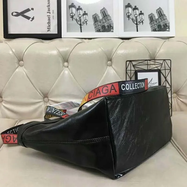 Balenciaga Carry Logo Handles Shopper M in Lambskin for Women in Black