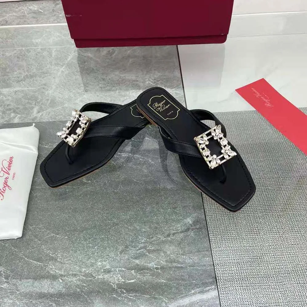 Roger Vivier Mini Broche Vivier Buckle Thong Mules in Leather for Women in Black Roger Vivier Mini Broche Vivier Buckle Thong Mules in Leather for Women in Black