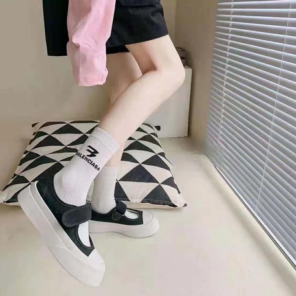 Balenciaga 3B Sports Icon Socks in White and Black Cotton for Unisex Balenciaga 3B Sports Icon Socks in White and Black Cotton for Unisex