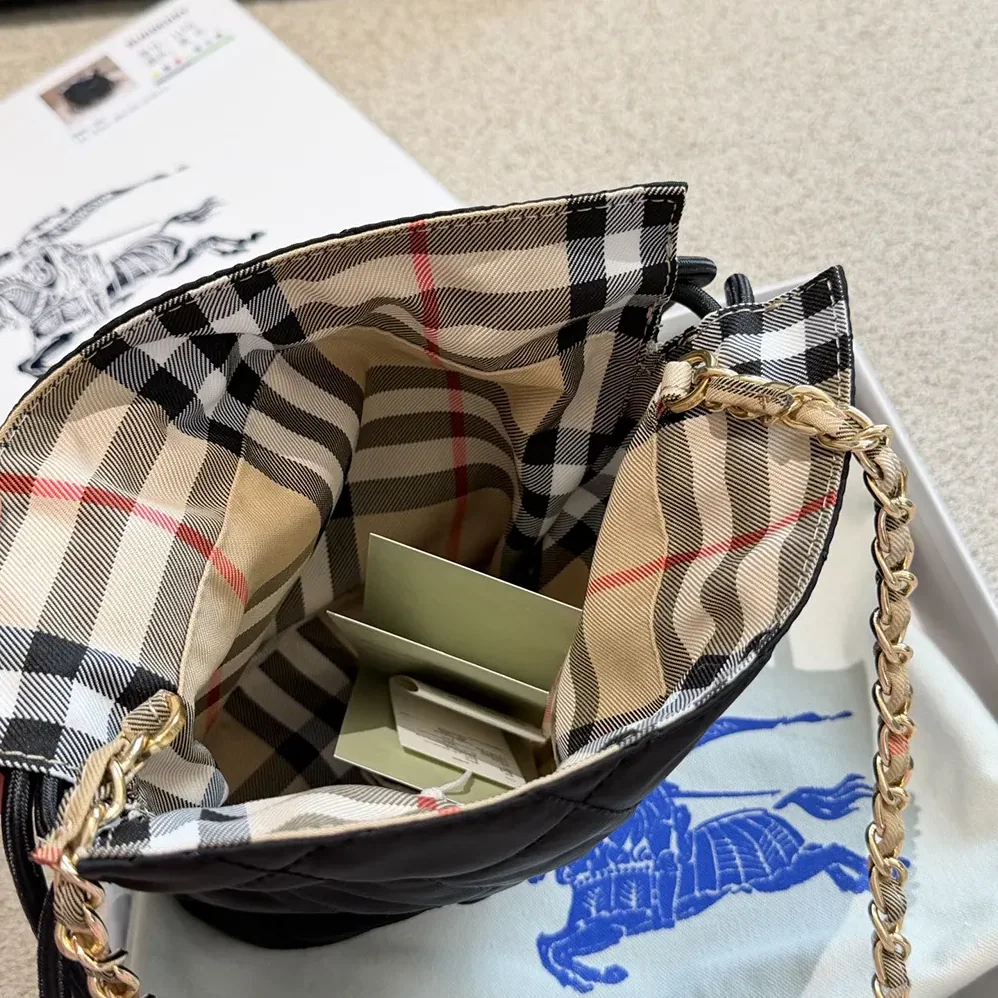 Burberry Horseshoe Chain Pouch for Women in Black Burberry Horseshoe Chain Pouch for Women in Black