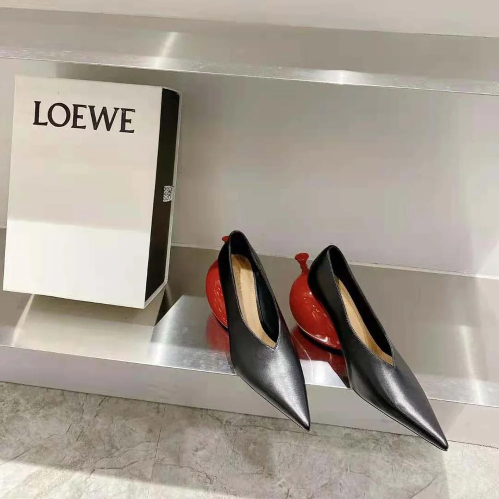 Loewe Balloon Pump in Calfskin for Women in Black Loewe Balloon Pump in Calfskin for Women in Black
