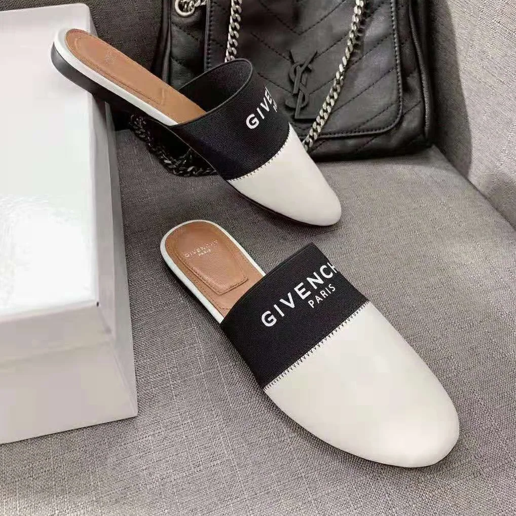 Givenchy Givenchy Paris Flat Mules in Leather for Women in White Givenchy Givenchy Paris Flat Mules in Leather for Women in White