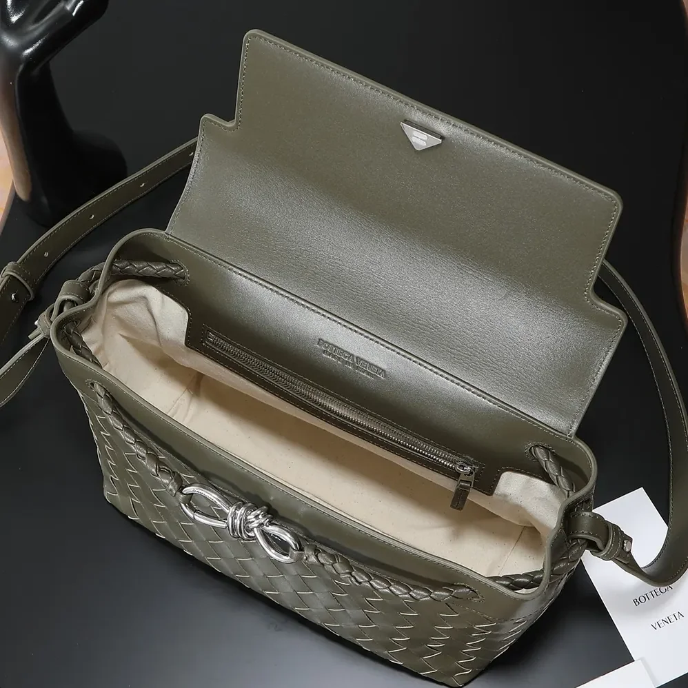 Bottega Veneta Small Andiamo Messenger for Unisex in Dark Green Bottega Veneta Small Andiamo Messenger for Unisex in Dark Green