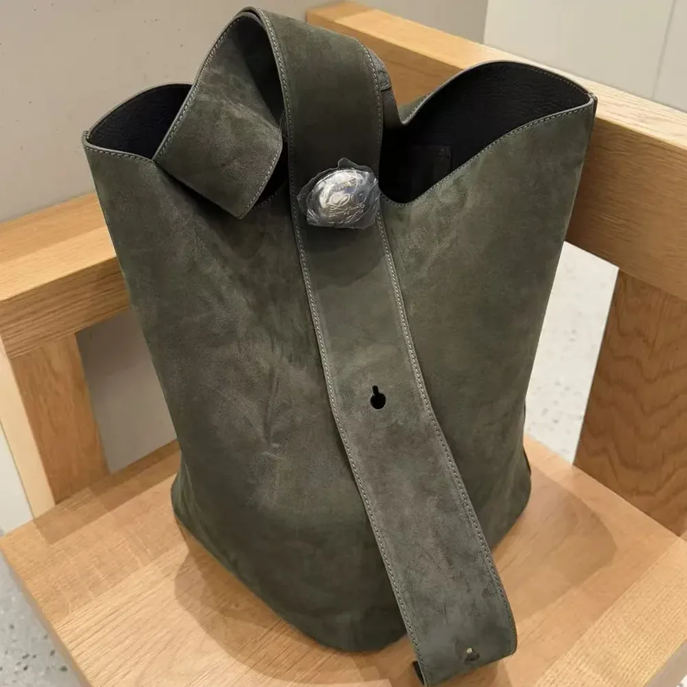 Loewe Large Pebble Bucket Bag in Suede Calfskin for Unisex in Dark Green Loewe Large Pebble Bucket Bag in Suede Calfskin for Unisex in Dark Green