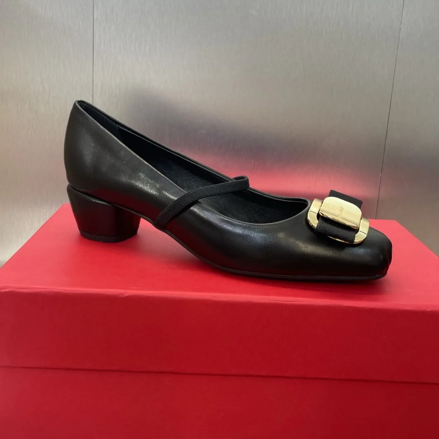 Ferragamo New Vara Plate Pump Black 01K093