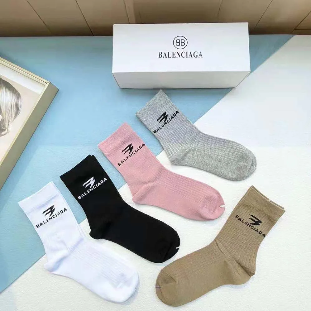 Balenciaga 3B Sports Icon Socks in White and Black Cotton for Unisex Balenciaga 3B Sports Icon Socks in White and Black Cotton for Unisex
