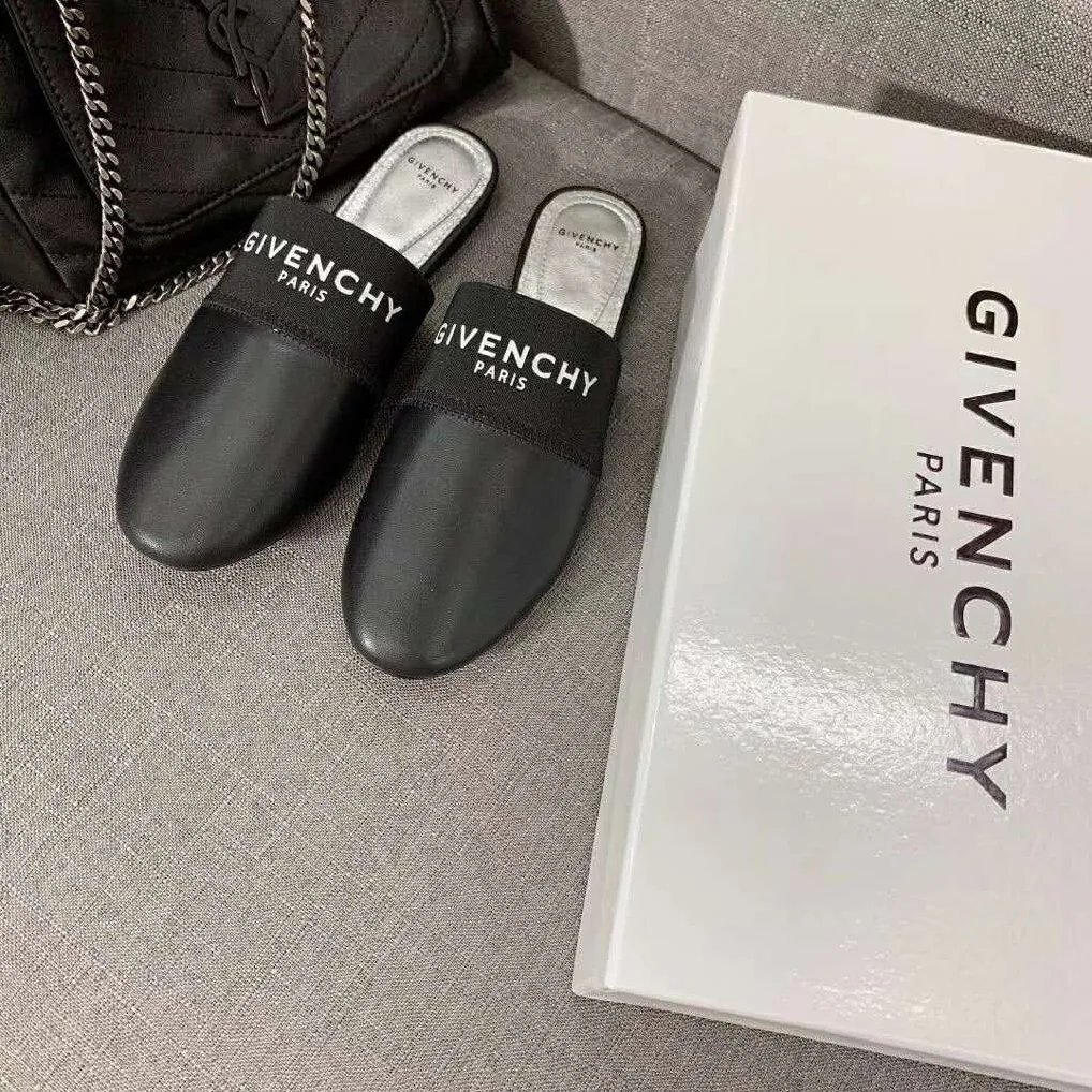 Givenchy Givenchy Paris Flat Mules in Leather for Women in Black Givenchy Givenchy Paris Flat Mules in Leather for Women in Black