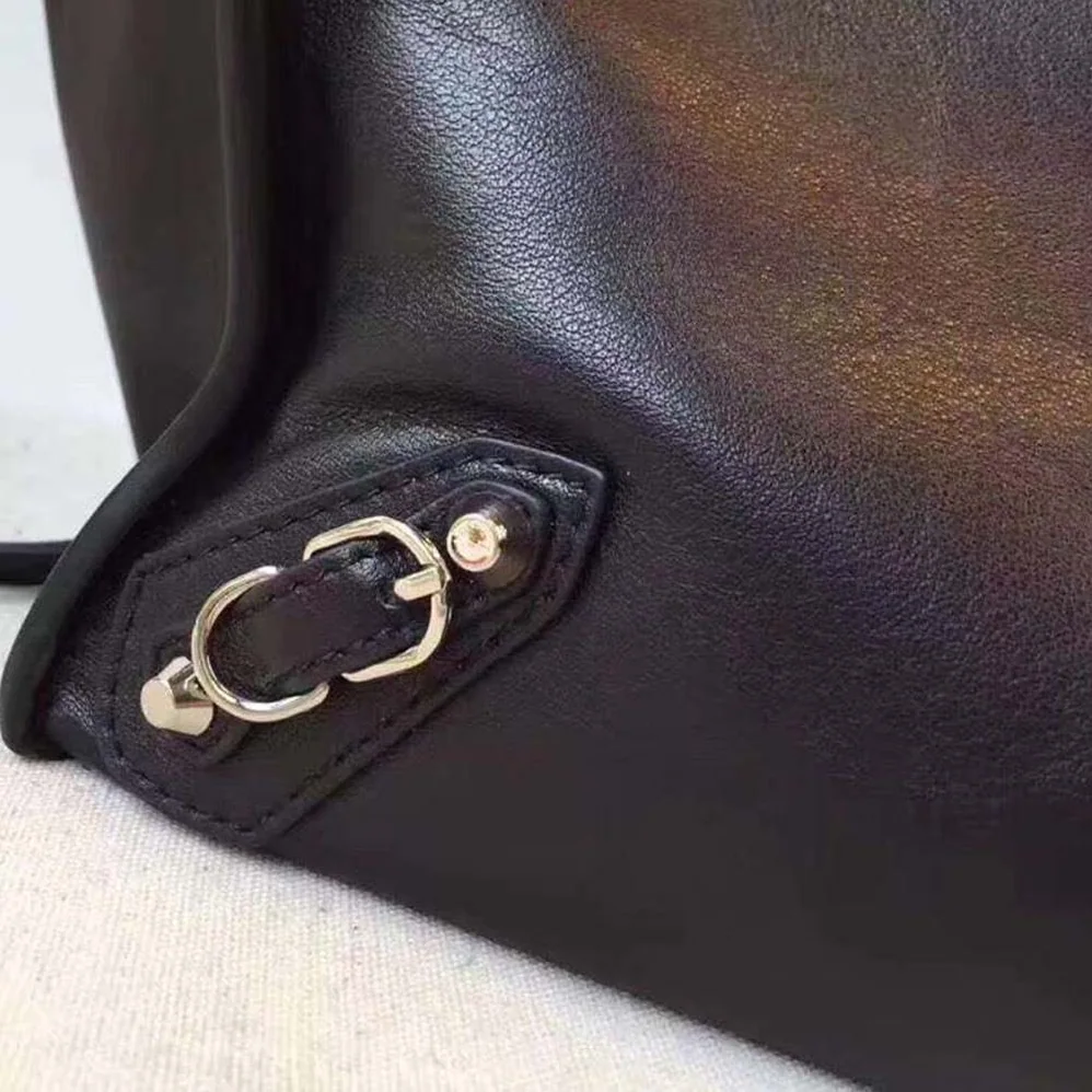 Balenciaga Papier B4 Zip Around Cross Body Horizontal Tote for Women in Black Balenciaga Papier B4 Zip Around Cross Body Horizontal Tote for Women in Black