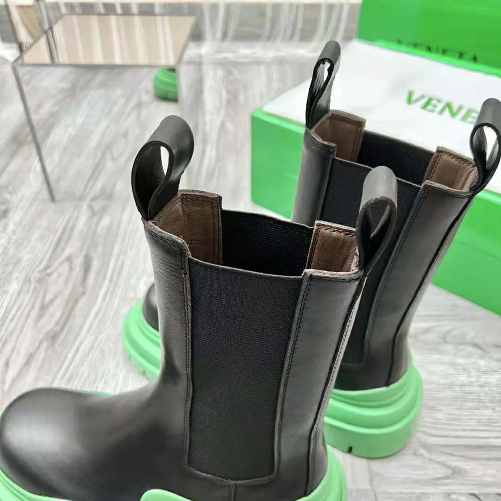 Bottega Veneta Tire Chelsea Boot in Vegetally-Tanned Leather for Unisex in Green Bottega Veneta Tire Chelsea Boot in Vegetally-Tanned Leather for Unisex in Green