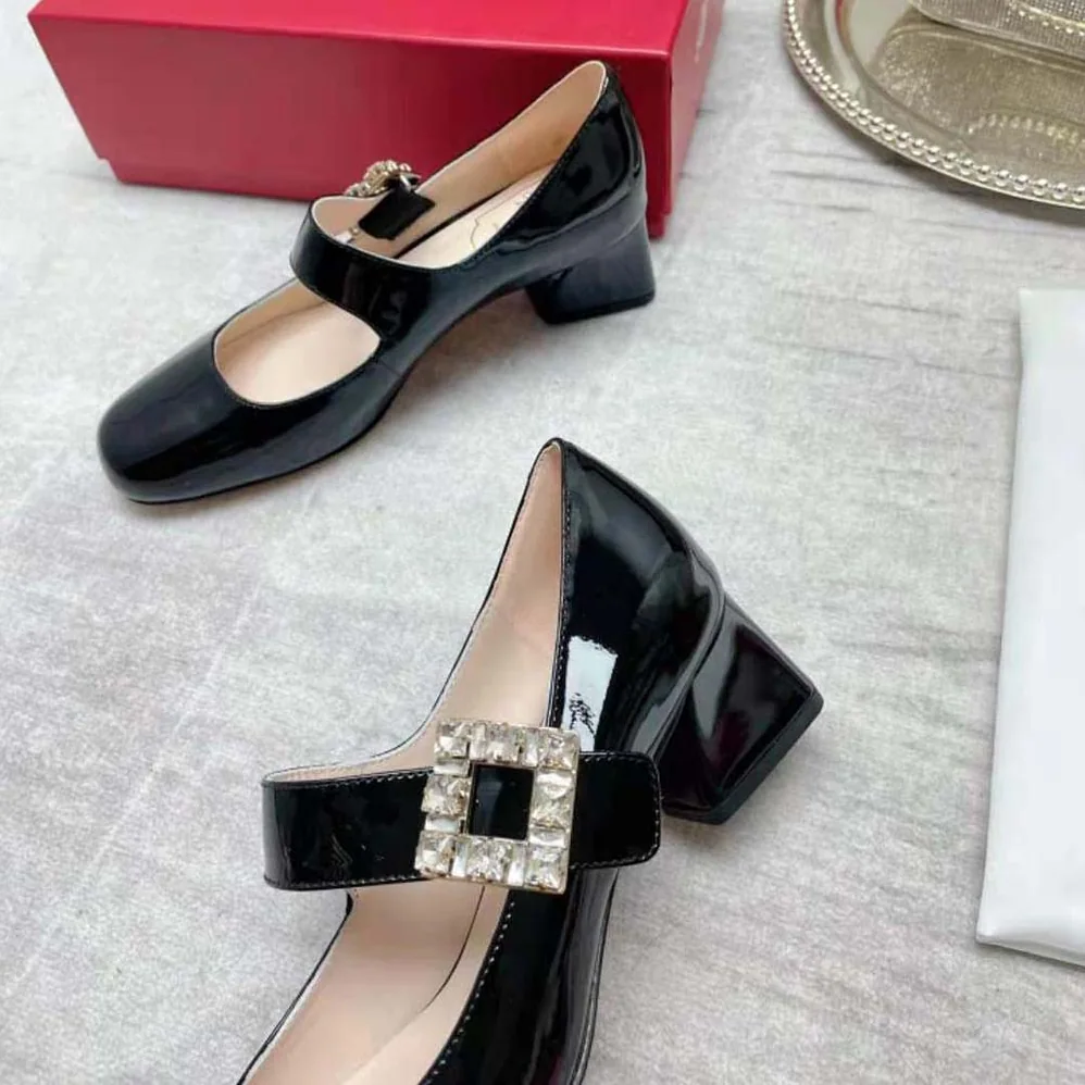 Roger Vivier Très Vivier Rhinestone Buckle Babies Pumps for Women in Black Roger Vivier Très Vivier Rhinestone Buckle Babies Pumps for Women in Black