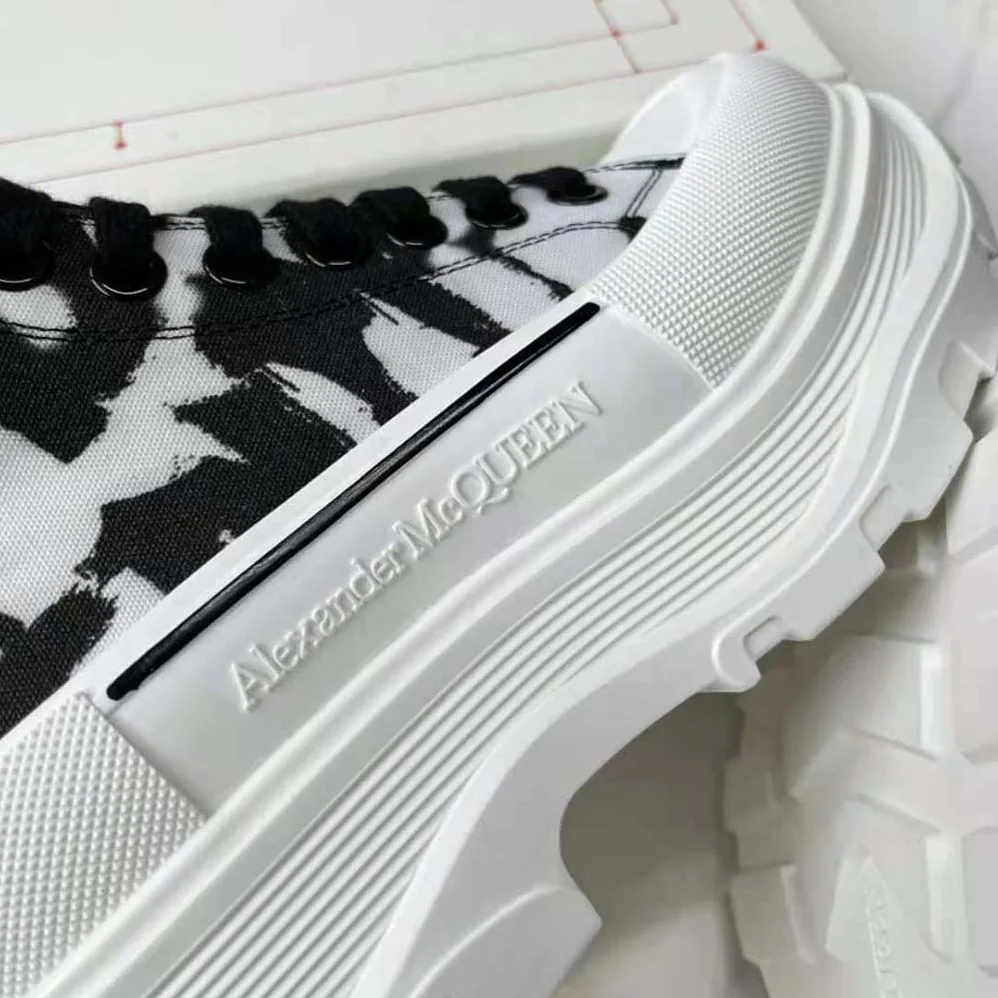 Alexander Mcqueen McQueen Graffiti Tread Slick Boot in White for Unisex Alexander Mcqueen McQueen Graffiti Tread Slick Boot in White for Unisex