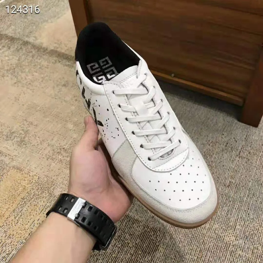 Givenchy Low Sneakers in Leather for Men in White Givenchy Low Sneakers in Leather for Men in White