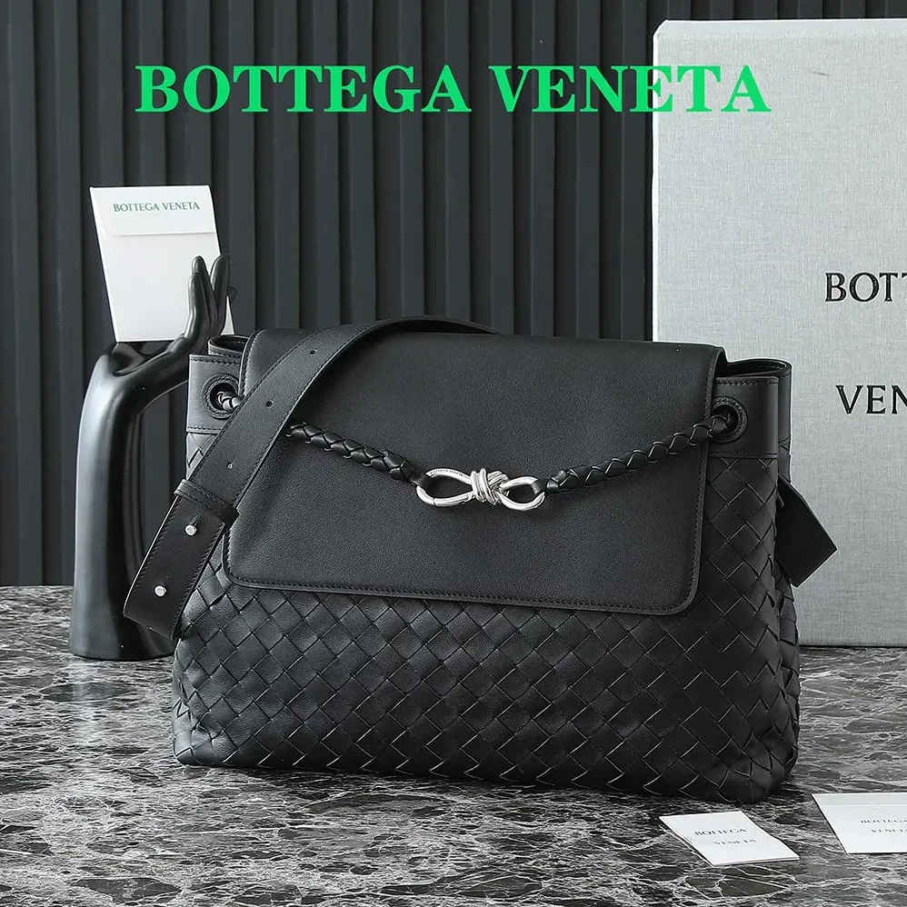Bottega Veneta Medium Andiamo Messenger for Unisex in Black